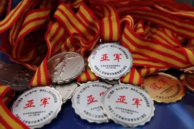 恩德里克努力争取在穆帅手下的机会，但皇马竞争激烈